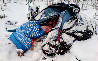 Bezdomna, która spała w namiocie trafiła do schroniska